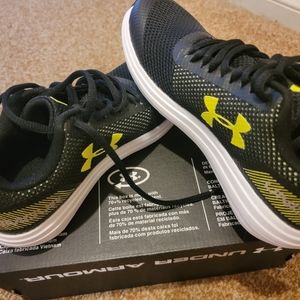 Boys Size 3.5 Under Armour tennis shoes NIB.
